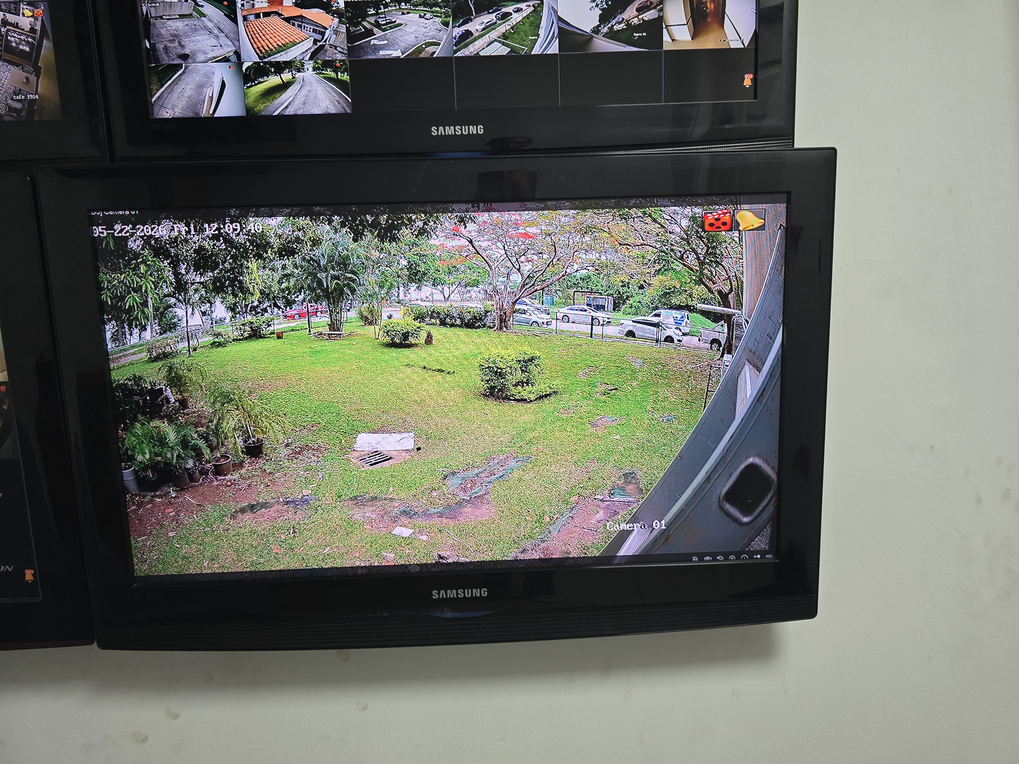 Cámara de seguridad instalada en exterior de empresa en Panamá